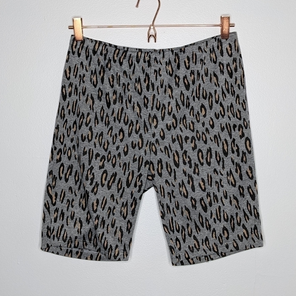 ✨3/$15 Hem & Thread grey leopard print shorts M